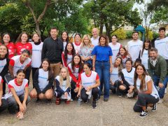 Franco Molina, Jockey de Oro 2024, con fondo rojo oscuro